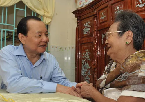 Bí thư Thành ủy Lê Thanh Hải viếng và thăm hỏi các mẹ Việt Nam Anh Hùng