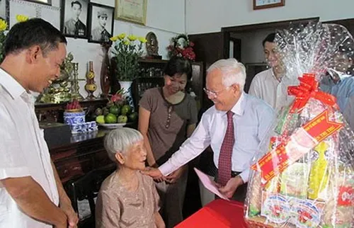 Chủ tịch UBND TPHCM Lê Hoàng Quân thăm Mẹ Việt Nam anh hùng