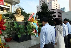 Dâng hoa, dâng hương tại tượng đài Bác Hồ, bác Tôn và tượng đài công nhân thành phố