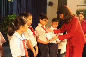 Trao tặng học bổng Nguyễn Đức Cảnh năm học 2014-2015