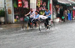 Thời tiết diễn biến xấu trên biển, đất liền mưa nhiều ở Nam Bộ