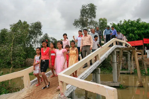 Khánh thành 2 cây cầu tặng bà con nghèo vùng sâu, vùng xa