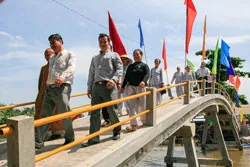 Những cây cầu mang dấu ấn tình người