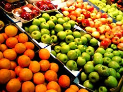 Vì sao trái cây và hàng nông sản bẩn vẫn đến được tay người tiêu dùng?