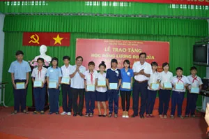 TPHCM trao tặng hơn 260 suất học bổng cho con em nông dân nghèo