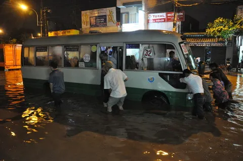 Mưa lớn hơn 1 giờ, ngập nhiều tuyến đường TP