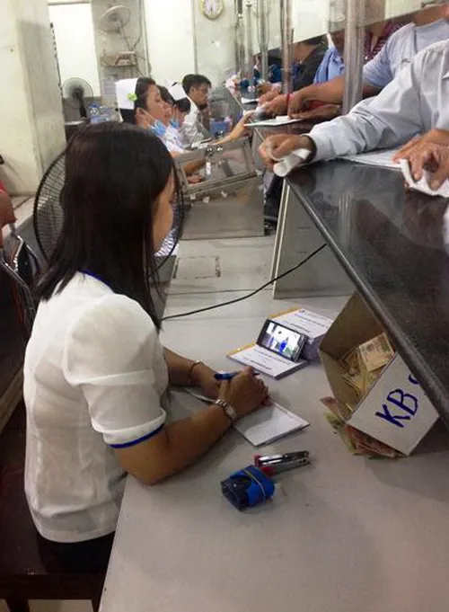 Nhân viên Bệnh viên Chợ Rẫy xem phim khi làm việc