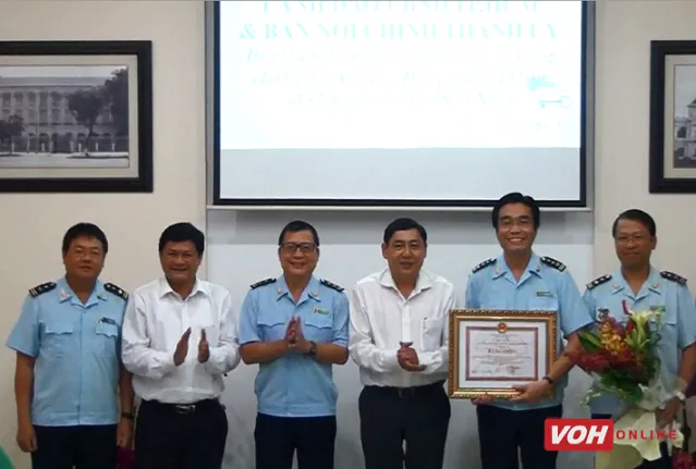 Tin TPHCM ngày 21/06/2016: Khen thưởng nóng Chi cục Hải quan sân bay quốc tế Tân Sơn Nhất 1