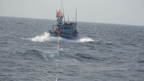 Đội tìm kiếm cứu nạn tiếp tục cứu thành công tàu cá bị nạn trên biển vào ngày 21/8/2016 2