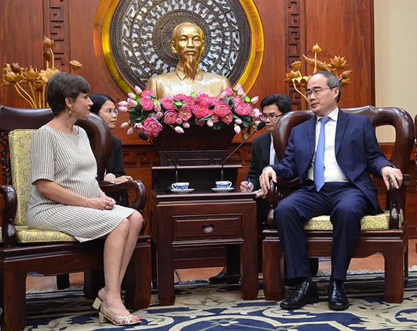 Bí thư Thành ủy Nguyễn Thiện Nhân (phải) tiếp bà Carlotta Colli voh.com.vn