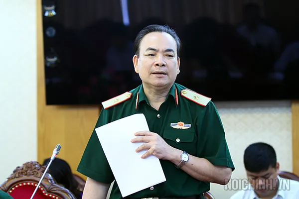 Thiếu tướng, PGS, TS, NGND Nguyễn Bá Dương, Viện trưởng Viện Khoa học xã hội và nhân văn quân sự, Bộ Quốc phòng phát biểu tại một hội nghị