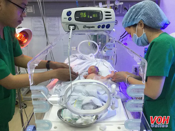 Bé sinh non cân nặng 1350gr được các bác sĩ chăm sóc voh.com.vn