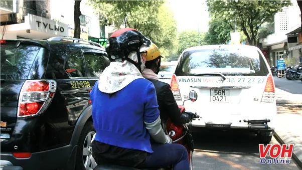 đậu xe gây ùn tắc giao thông voh.com.vn