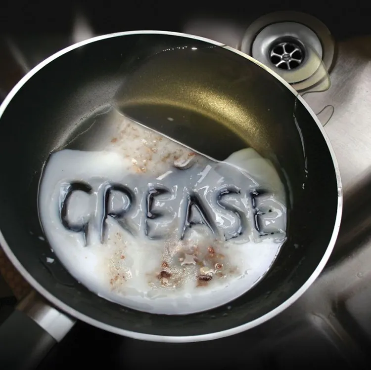 không nên bỏ vào bồn rửa chén những thứ như dầu mỡ, bã cà phê voh.com.vn