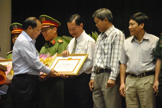 Phó Bí thư Thường trực Thành ủy TPHCM Tất Thành Cang trao bằng khen cho các chi bộ tiêu biểu tại hội nghị tổng kết 10 năm thực hiện chỉ thị 10 voh.com.vn