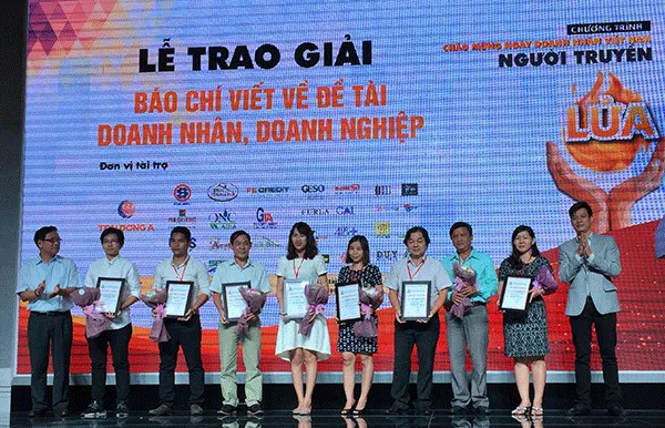 trao giải thưởng viết về doanh nhân voh.com.vn
