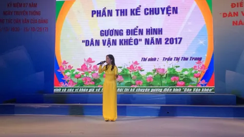 Trần Thị Thu Trang đang dự thi tiết mục kể chuyện gương điển hình " Dân vận khéo" voh.com.vn