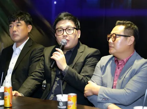 ông Kwak Dae Yeon - đại diện Ban Tổ Chức T-ara diễn tại Việt Nam