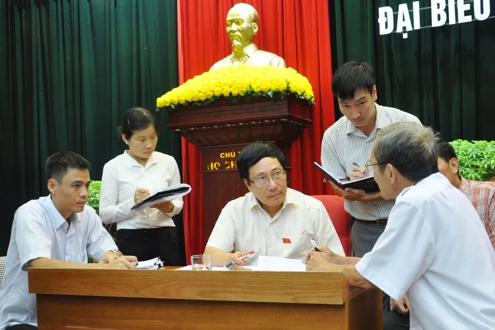 Phó Thủ tướng Phạm Bình Minh tiếp xúc cử tri voh.com.vn