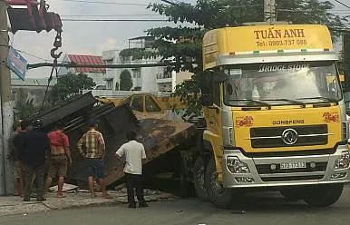 đế nhồi cọc 100 tấn rơi xuống đường tại TPHCM voh.com.vn