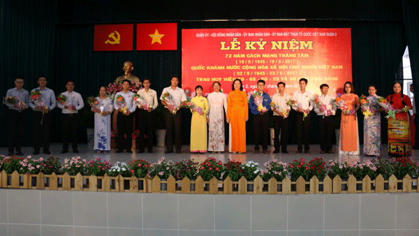 Quận ủy quận 3 chúc mừng đảng viên mới được kết nạp trong năm 2017 nhân lễ Quốc Khánh 2/9/2017 voh.com.vn