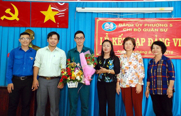 Lãnh đạo Đảng ủy Phường 5 Quận 3 chúc mừng đảng viên mới kết nạp năm 2017 voh.com.vn