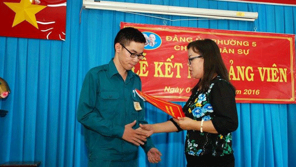 Bí thư Đảng ủy phường 5 quận 3, Lê Thị Hồng trao quyết định kết nạp đảng viên cho đảng viên mới Đào Trọng Nhân