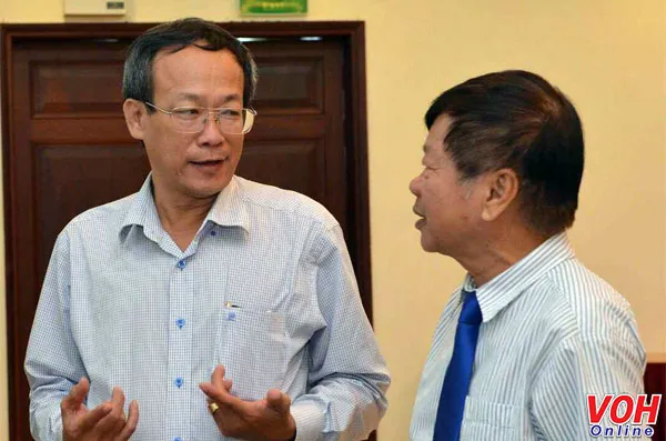 Ông Lê Công Đồng - Giám đốc Đài TNND TPHCM (trái) đang trao đổi với đại biểu bên lề buổi Tọa đàm “Đạo đức nghề nghiệp của người làm báo trong giai đoạn hiện nay” sáng 24/10 voh.com.vn