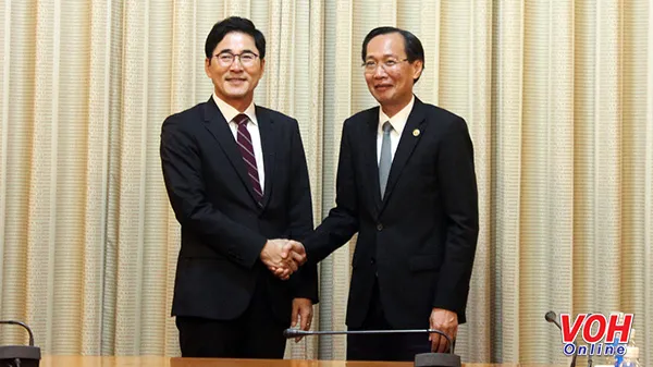 Ông Lê Thanh Liêm, Phó Chủ tịch Thường trực UBNDTP (phải) tiếp ông Kim Jang Joo, Phó Tỉnh trưởng tỉnh Gyeongsangbuk-do, Hàn Quốc