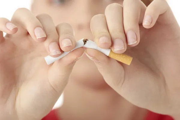 Người viêm phế quản mạn tính nên chủ động bỏ thuốc lá voh.com.vn