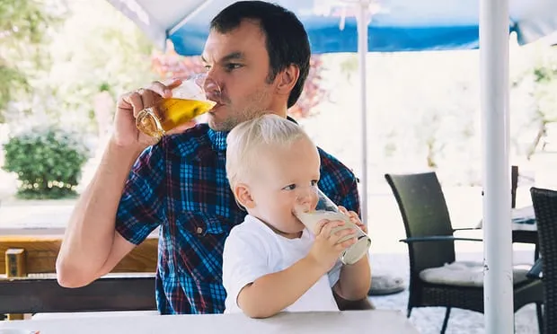 Liệu cha mẹ có nên để trẻ em tham gia các sự kiện "uống rượu"?