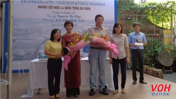 Tác giả Nguyễn Thị Hậu (thứ hai từ trái qua) tại buổi ra mắt sách voh.com.vn