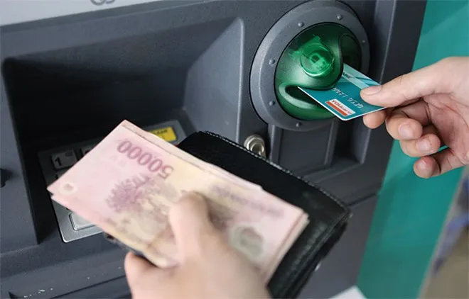Người khiếm thị có thể thao tác tốt khi rút tiền tại các cây ATM