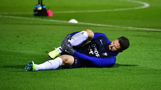 Giroud tỏ ra rất đau khi ôm chân nằm trên sân tập.