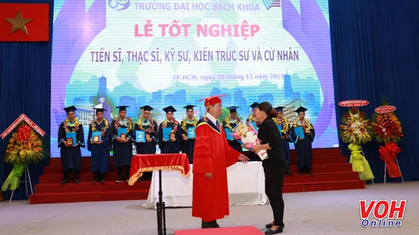 GS.TS Vũ Đình Thành, Hiệu trưởng nhà trường trao bằng Kiến trúc sư danh dự cho phụ huynh sinh viên Nguyễn Dạ Trầm