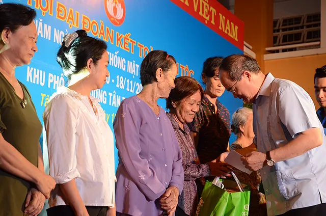  Bí thư Thành ủy Nguyễn Thiện Nhân tặng quà cho các hộ gia đình có hoàn cảnh khó khăn