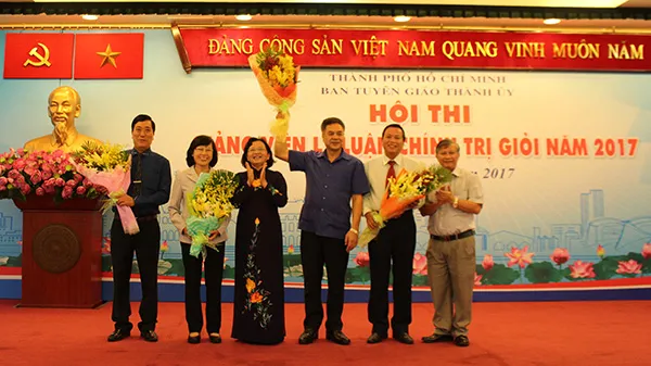  Ban tổ chức tặng hoa cho Ban giám khảo hội thi voh.com.vn
