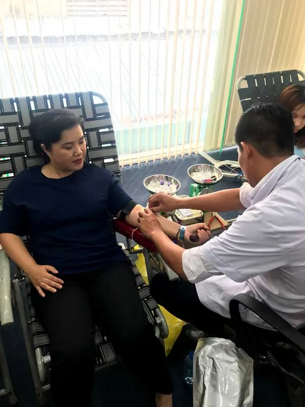 Bà Từ Thị Mỹ Dung - Phó tổng giám đốc Ngân hàng bán lẻ tham gia hiến máu voh.com.vn