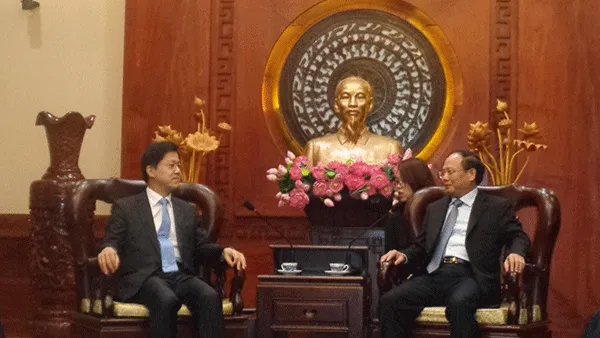 Ông Tất Thành Cang, Phó Bí thư thường trực Thành ủy (bìa phải) tiếp ông Lee Si Hyung, Chủ tịch Quỹ giao lưu quốc tế Hàn Quốc