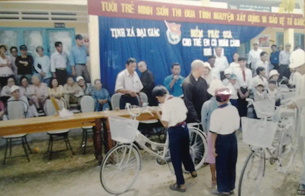 Thầy Thích Tâm Đăng trong chuyển đi tặng xe đạp cho các em học sinh nghèo.
