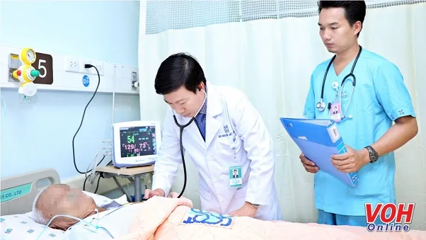Bác sĩ Nguyễn Viết Hậu - Phó trưởng khoa Cấp cứu Bệnh viện Đại học Y dược TPHCM khám cho bệnh nhân