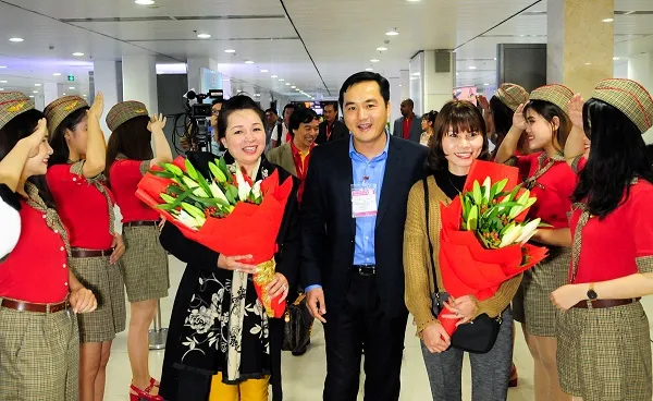 Giám đốc Sở Du lịch TPHCM Bùi Tá Hoàng Vũ tặng hoa cho đoàn du khách nội địa đầu tiên đến TPHCM