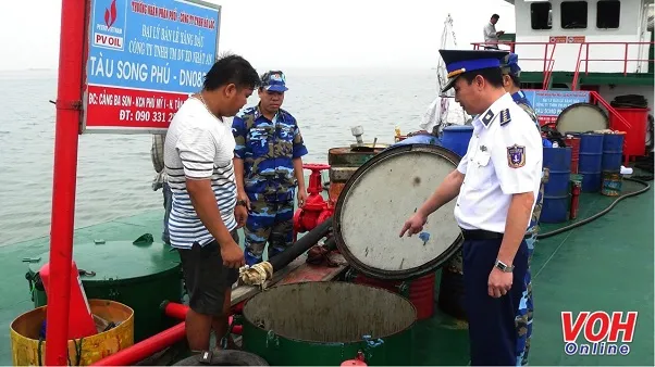 Cảnh sát biển bắt tàu cập mạn, mua bán dầu trái phép trên biển
