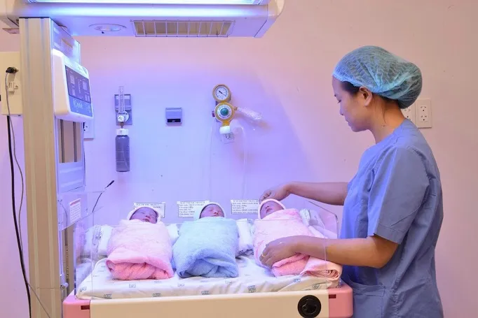 Thán phục thai phụ sinh 3 bằng phương pháp sinh thường voh.com.vn