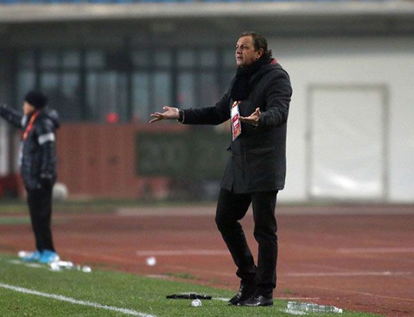 HLV Syria bó tay với hàng thủ U23 VN