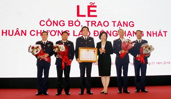 Chi cục Hải quan cửa khẩu sân bay quốc tế Tân Sơn Nhất đón nhận huân chương Lao động Hạng Nhất