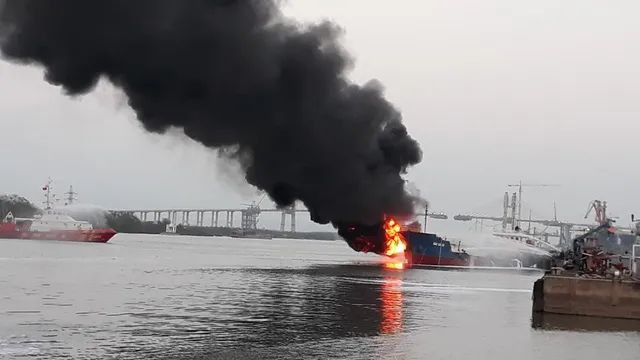 Tàu dầu bốc cháy ở Hải Phòng