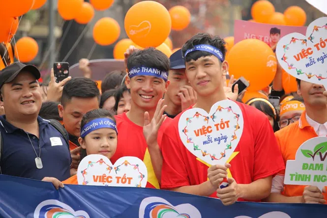 đi bộ quanh Hồ Gươm gây quỹ trong Ngày hội tình nguyện