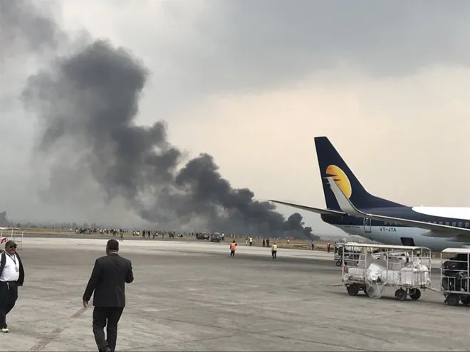 Máy bay bốc cháy tại sân bay Nepal