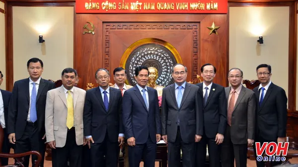 Bí thư Thành ủy Nguyễn Thiện Nhân chụp ảnh lưu niệm cùng đoàn đại biểu Thủ đô Phnôm Pênh - Vương quốc Campuchia